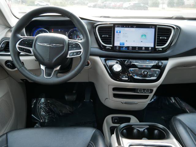 Used 2024 Chrysler Pacifica Touring-L FWD image 17
