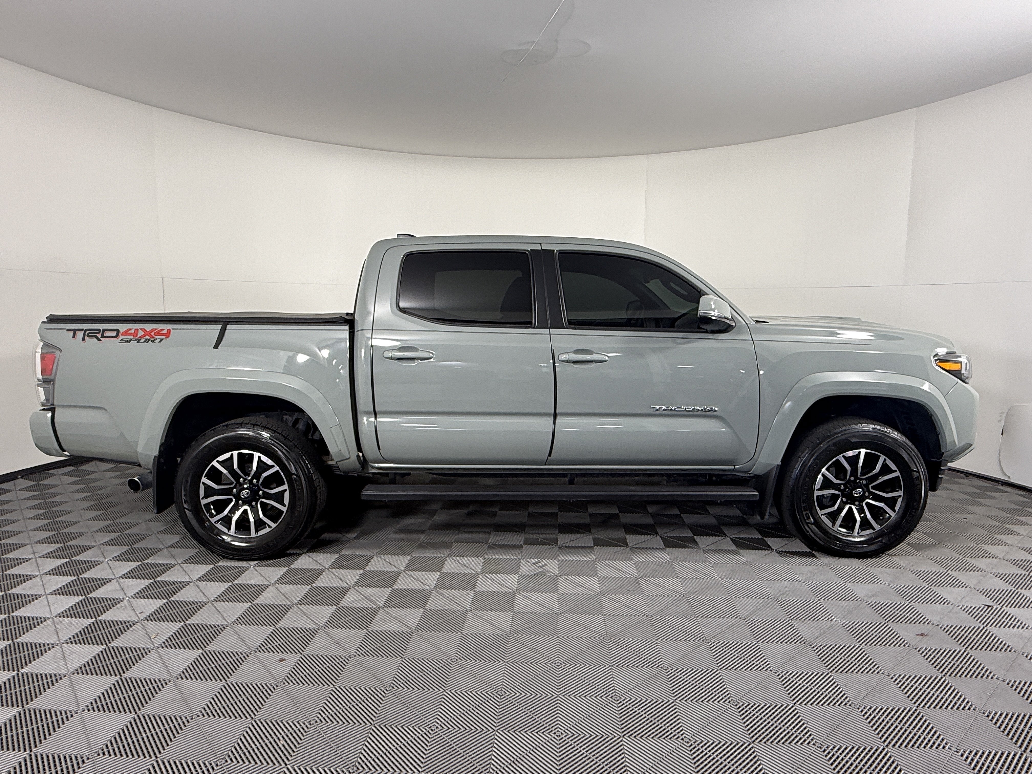 Used 2022 Toyota Tacoma TRD Sport AWD/4WD image 2