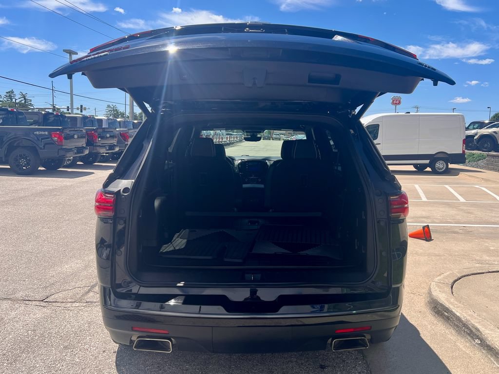 Used 2023 Chevrolet Traverse Premier w/ Redline Edition AWD/4WD image 16