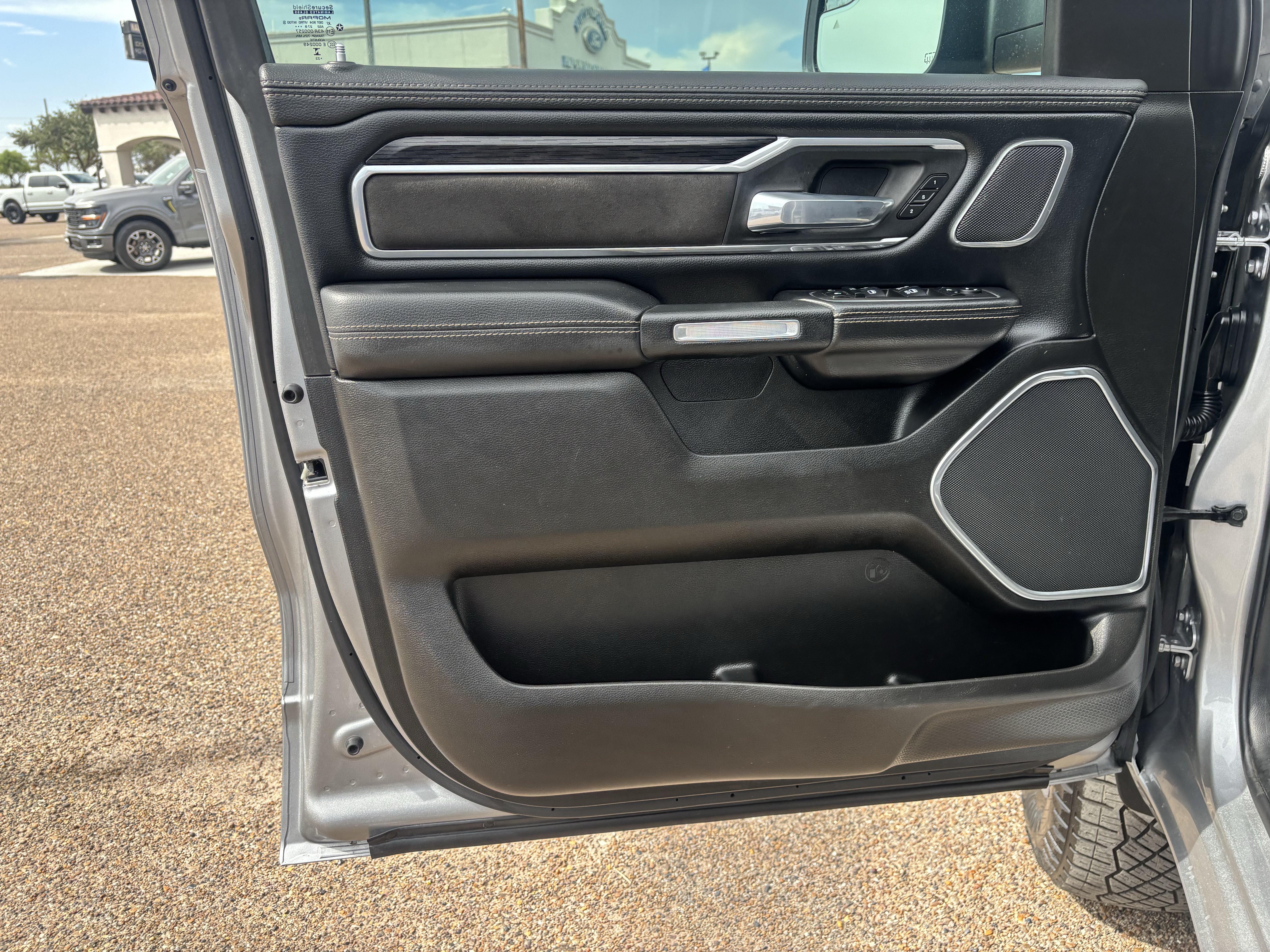 Used 2023 RAM 1500 Laramie AWD/4WD image 9