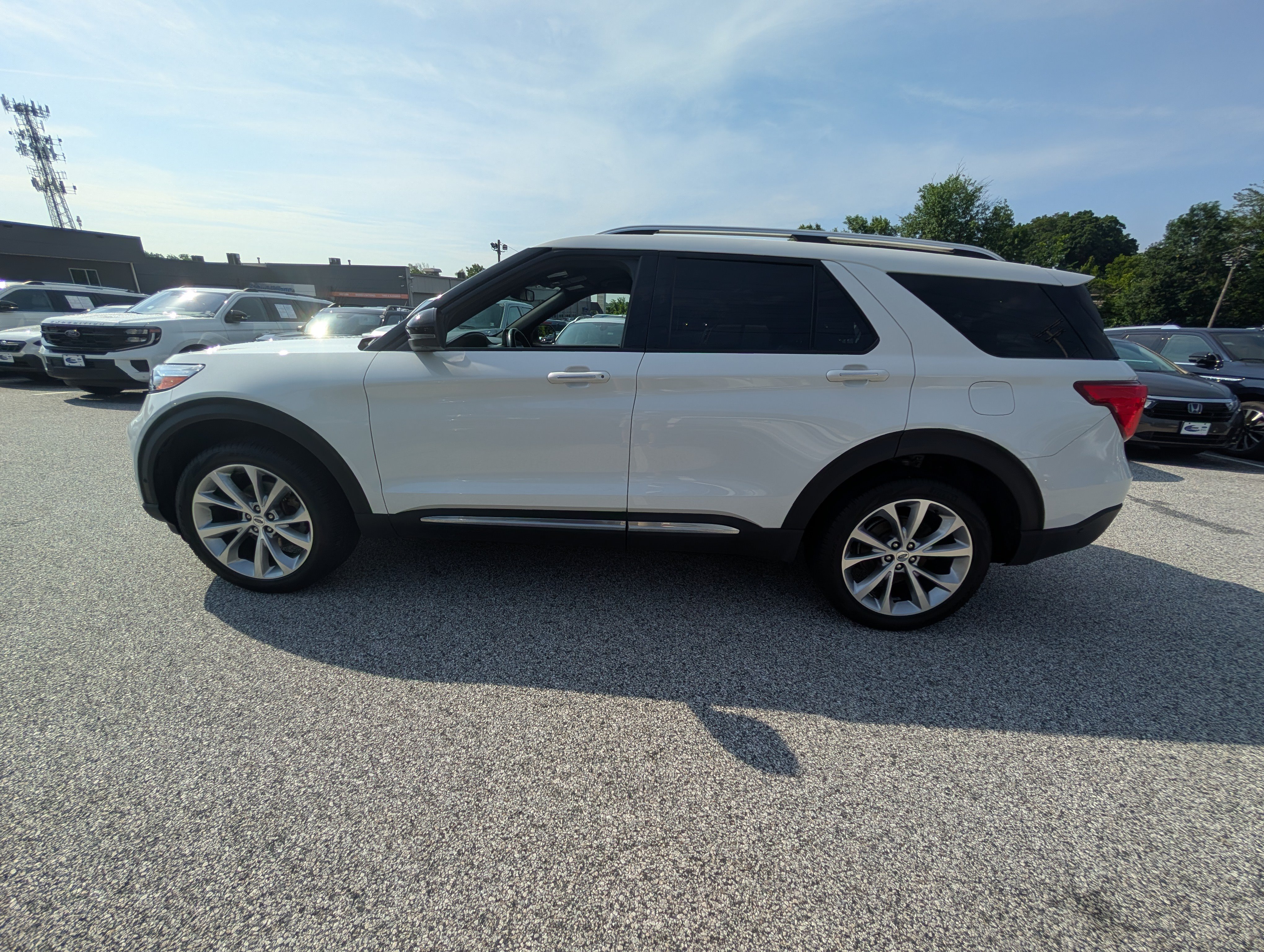 Certified 2021 Ford Explorer Platinum w/ Equipment Group 601A AWD/4WD image 3