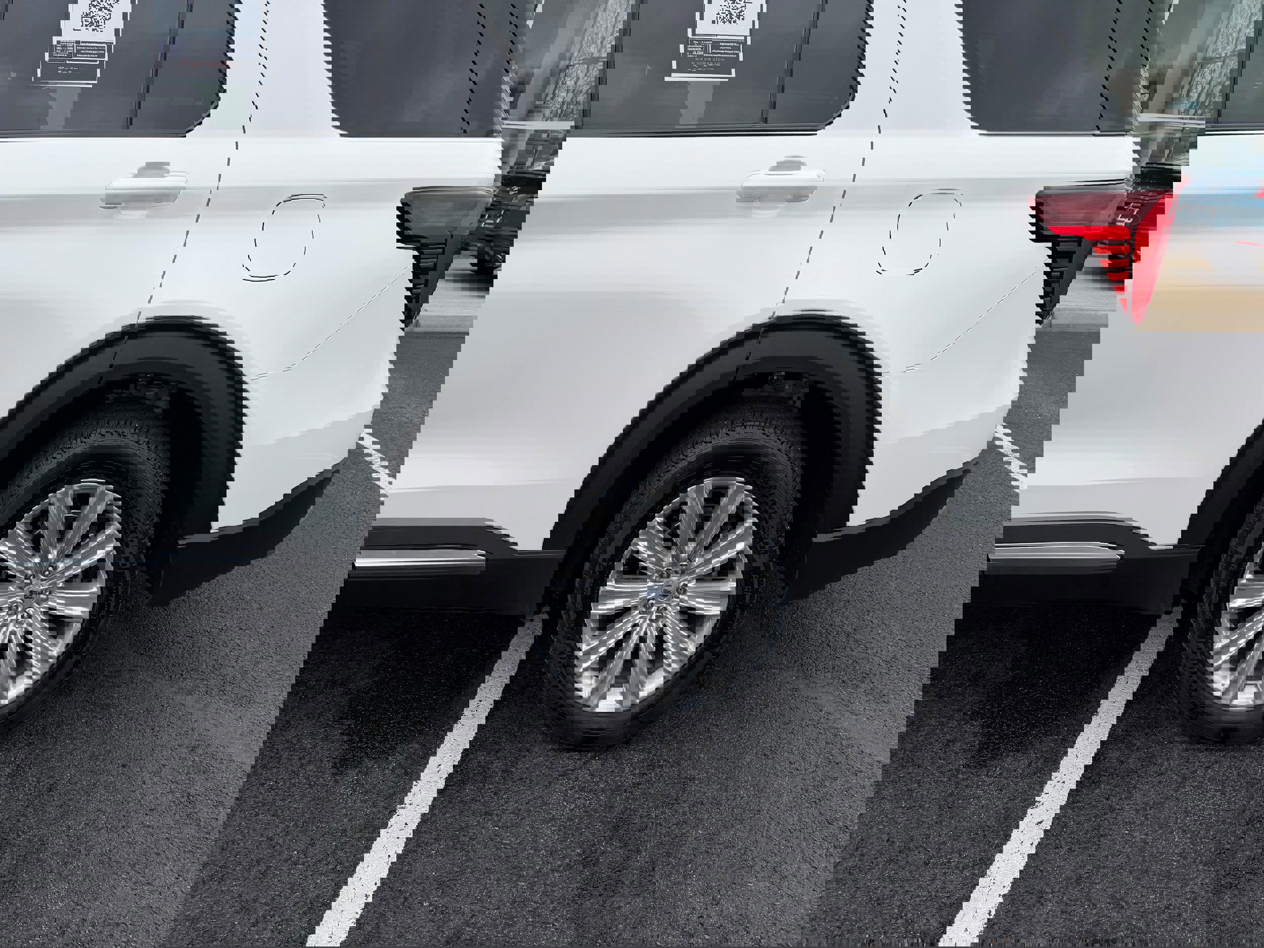 Certified 2025 Ford Explorer Platinum w/ LUX Leather Package image 11