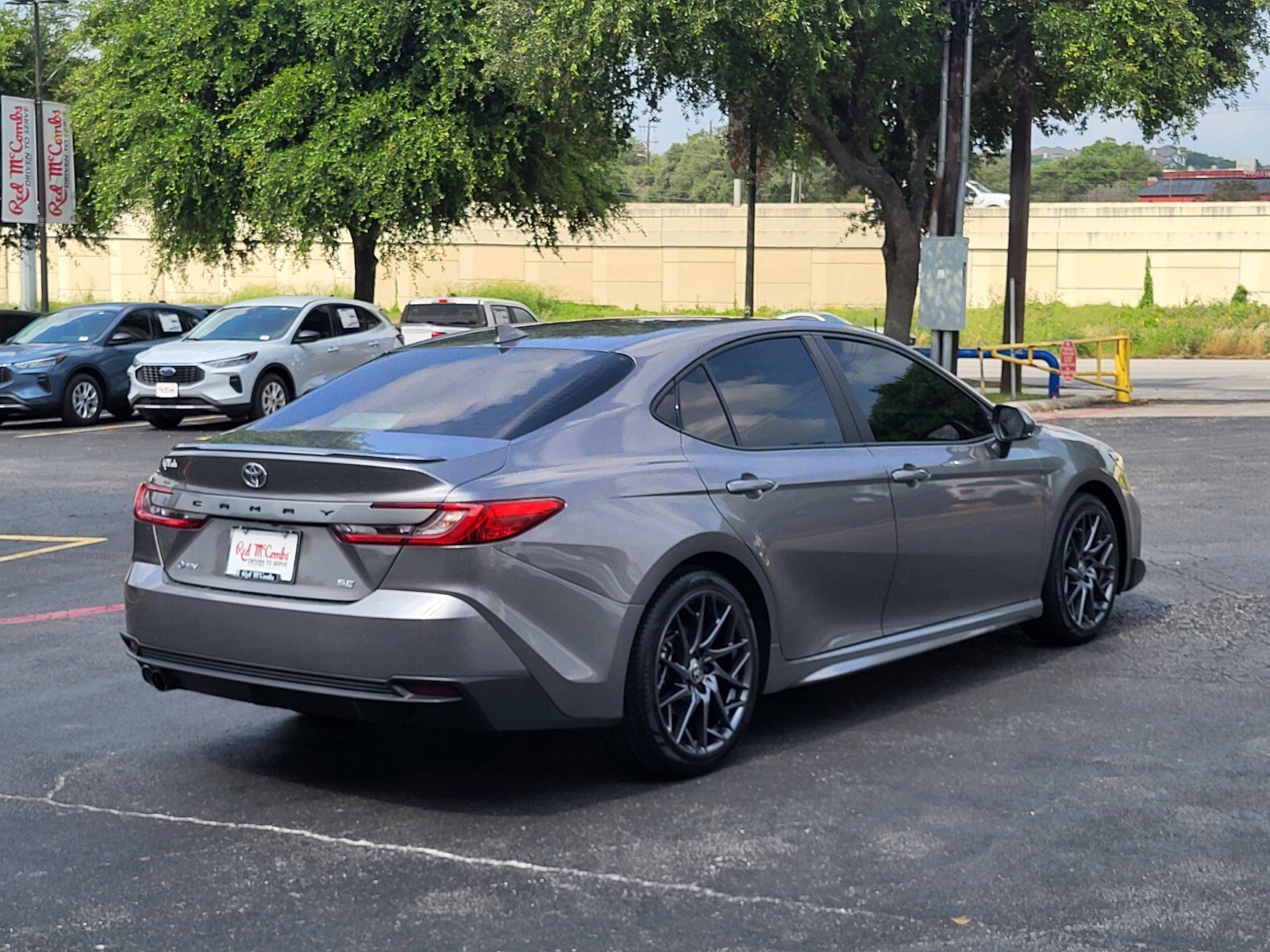 Used 2025 Toyota Camry SE w/ Convenience Package FWD image 4