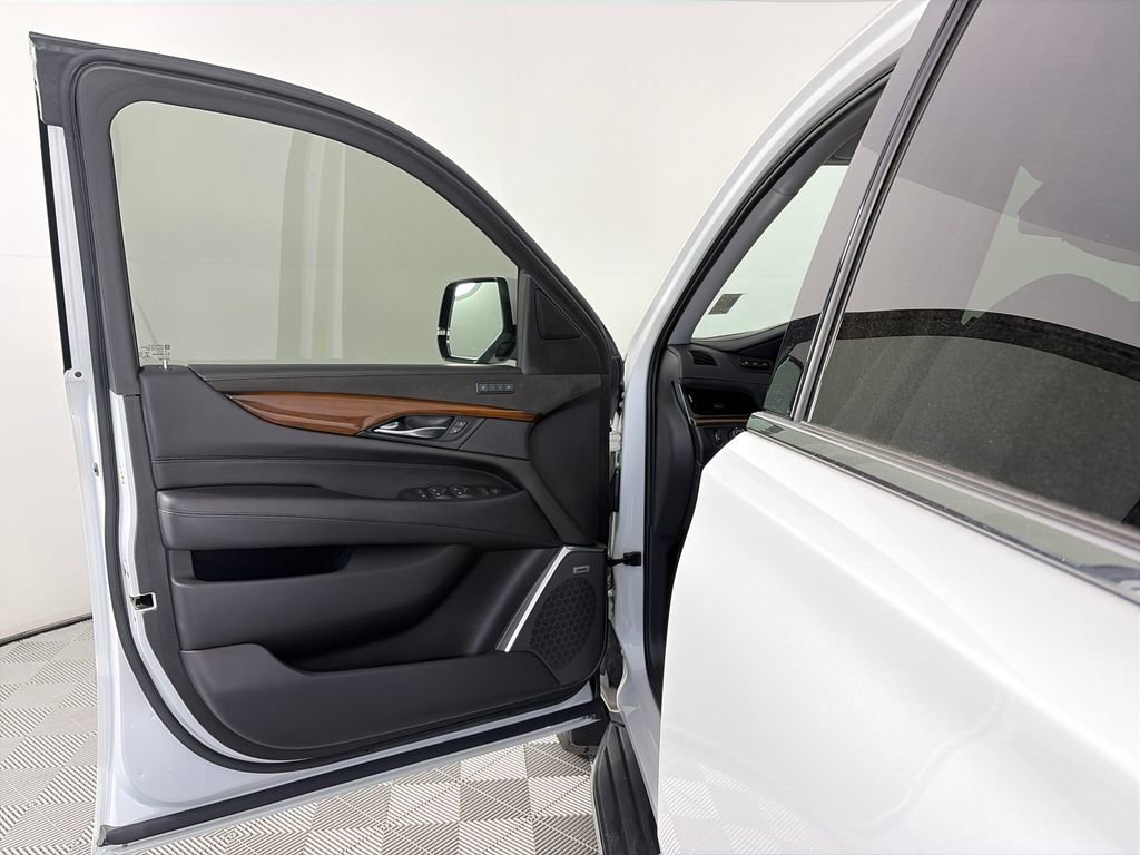 Used 2019 Cadillac Escalade Luxury AWD/4WD image 10
