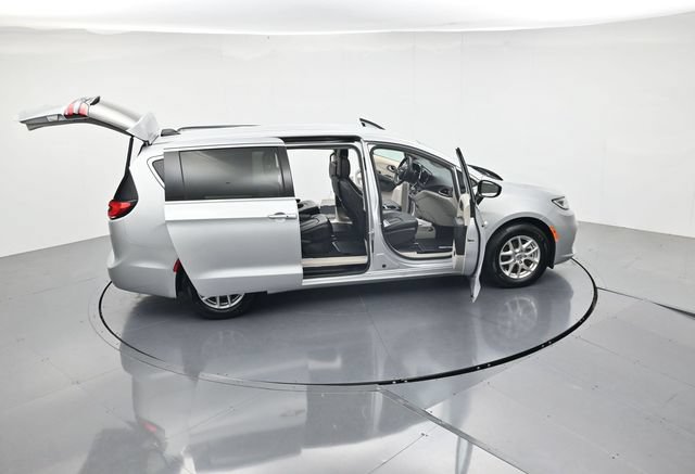Used 2024 Chrysler Pacifica Touring-L FWD image 51