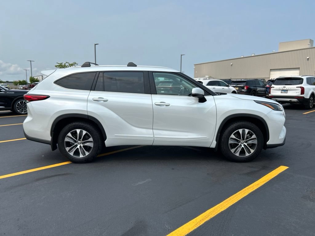 Used 2022 Toyota Highlander XLE AWD/4WD image 6