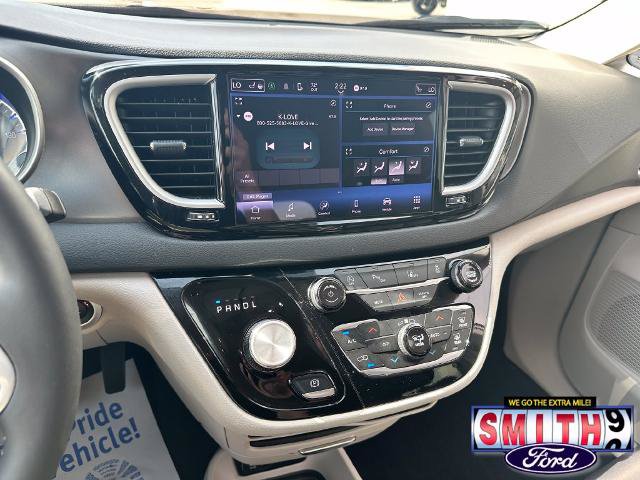 Used 2024 Chrysler Pacifica Touring-L FWD image 23