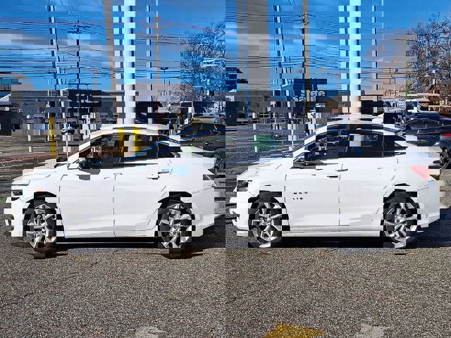 Used 2018 Chevrolet Malibu LT image 3