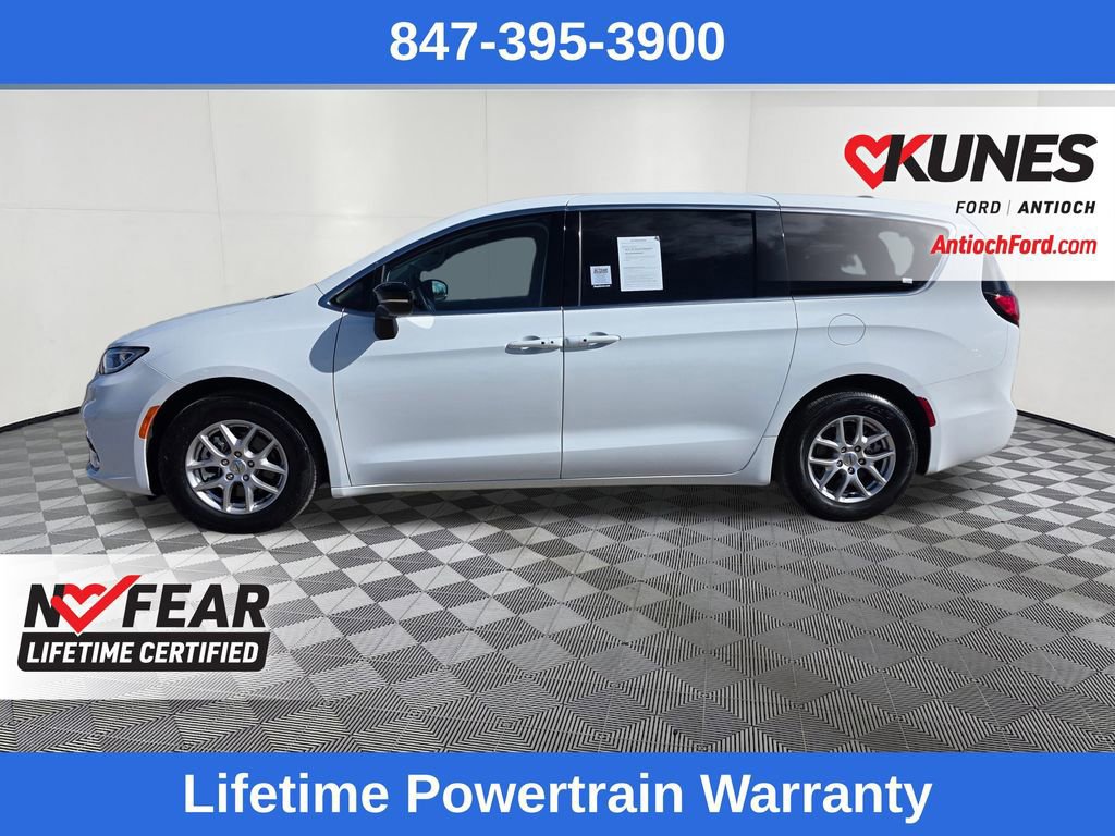 Used 2024 Chrysler Pacifica Touring-L video 2