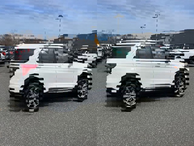 Certified 2023 Ford Explorer XLT w/ Equipment Group 202A image 4