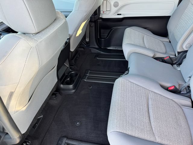 Used 2025 Toyota Sienna LE AWD/4WD image 17