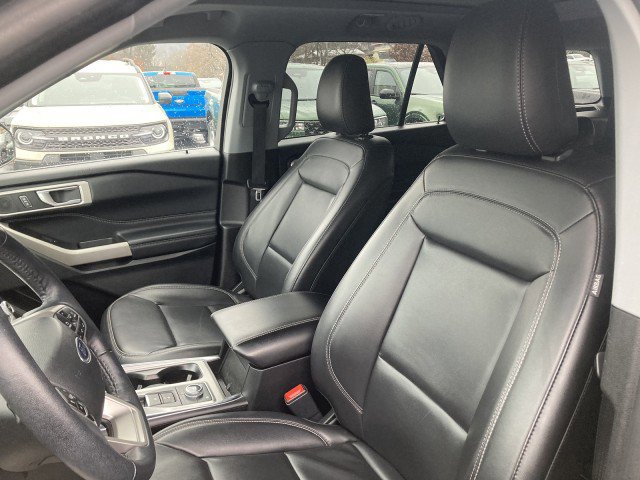 Certified 2022 Ford Explorer XLT w/ Equipment Group 202A image 6