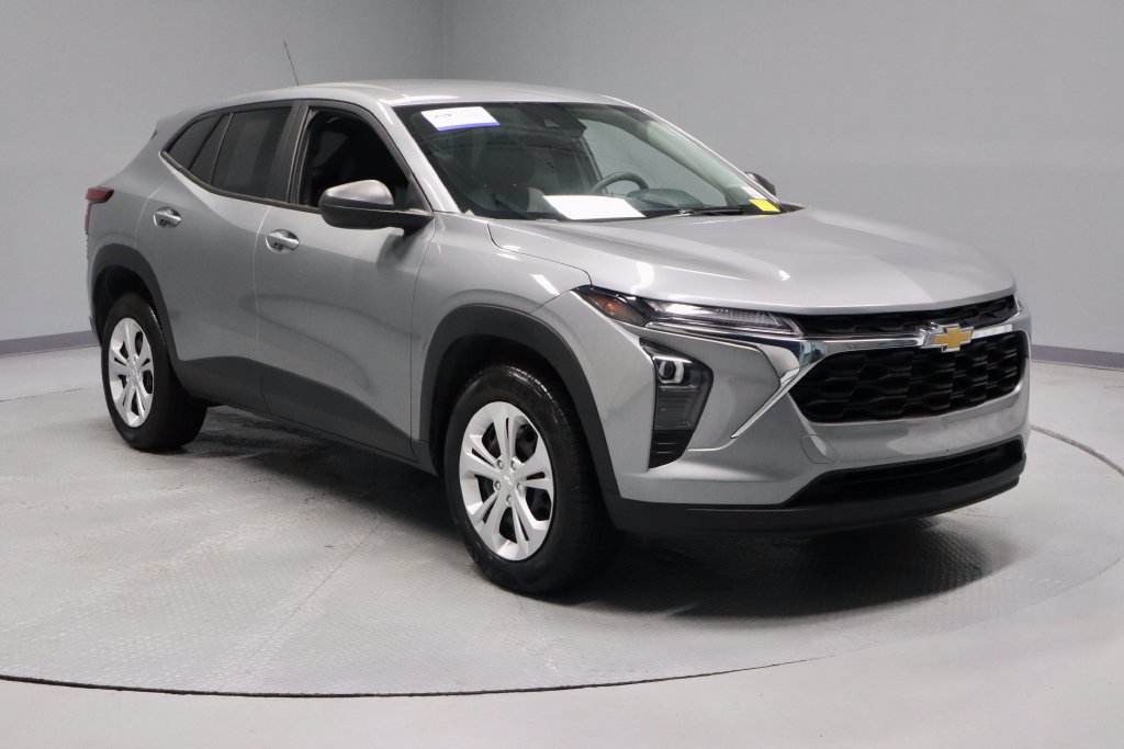 Used 2025 Chevrolet Trax LS FWD image 1