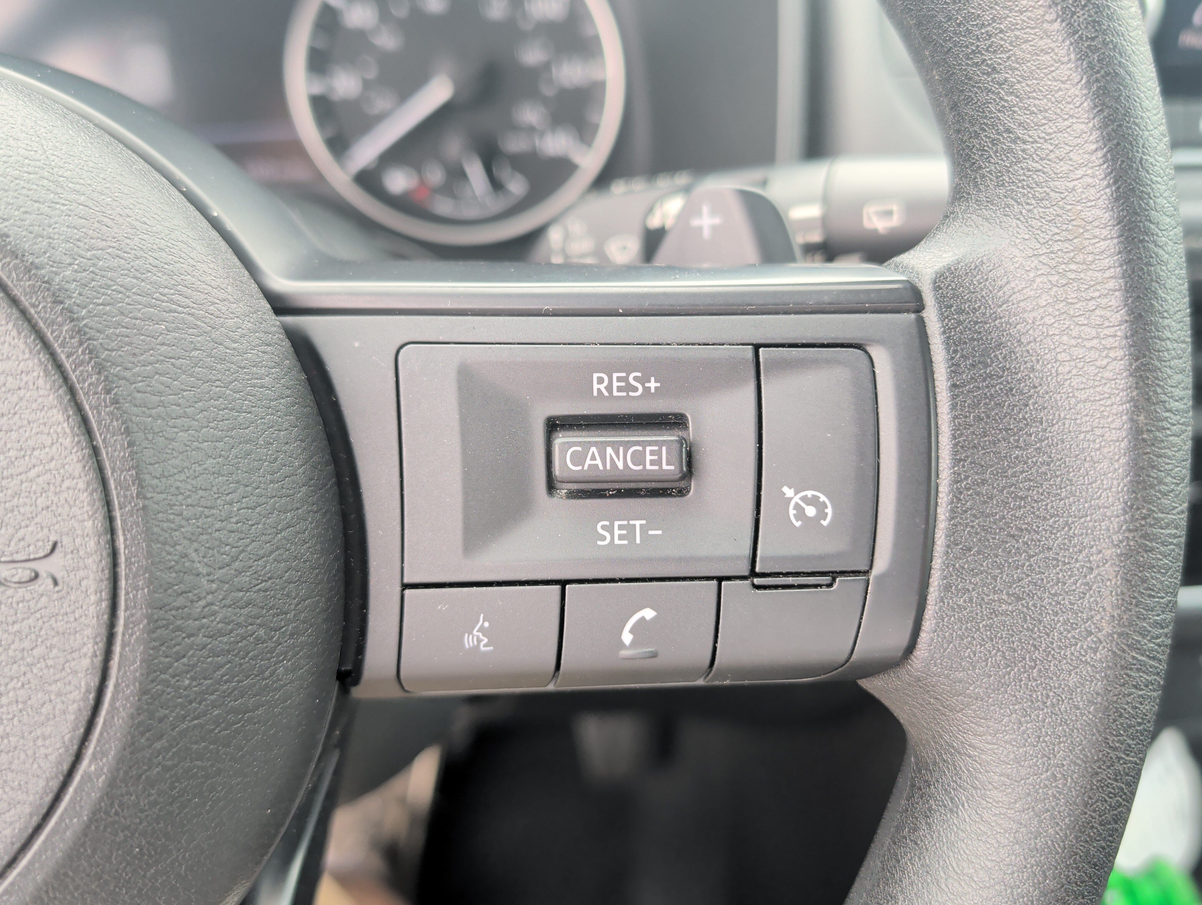 Used 2024 Nissan Rogue S AWD/4WD image 28