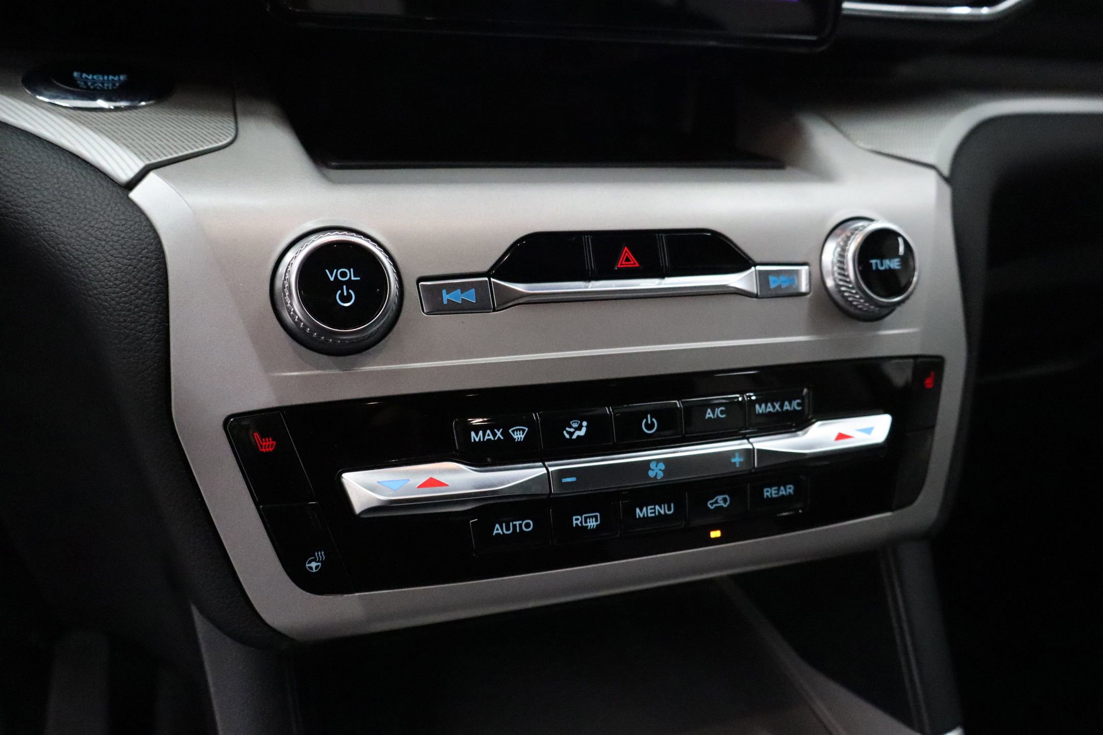 Certified 2023 Ford Explorer XLT w/ Equipment Group 202A RWD image 28