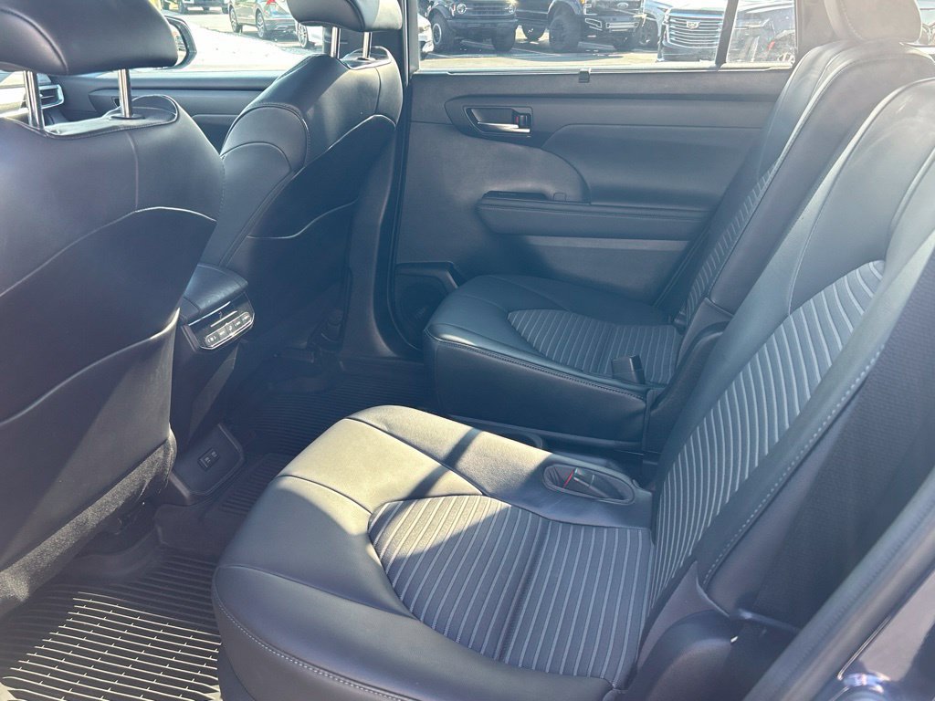 Used 2021 Toyota Highlander XSE AWD/4WD image 32