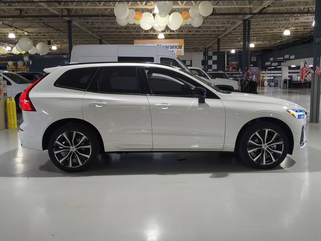 Used 2025 Volvo XC60 B5 Plus AWD/4WD image 7
