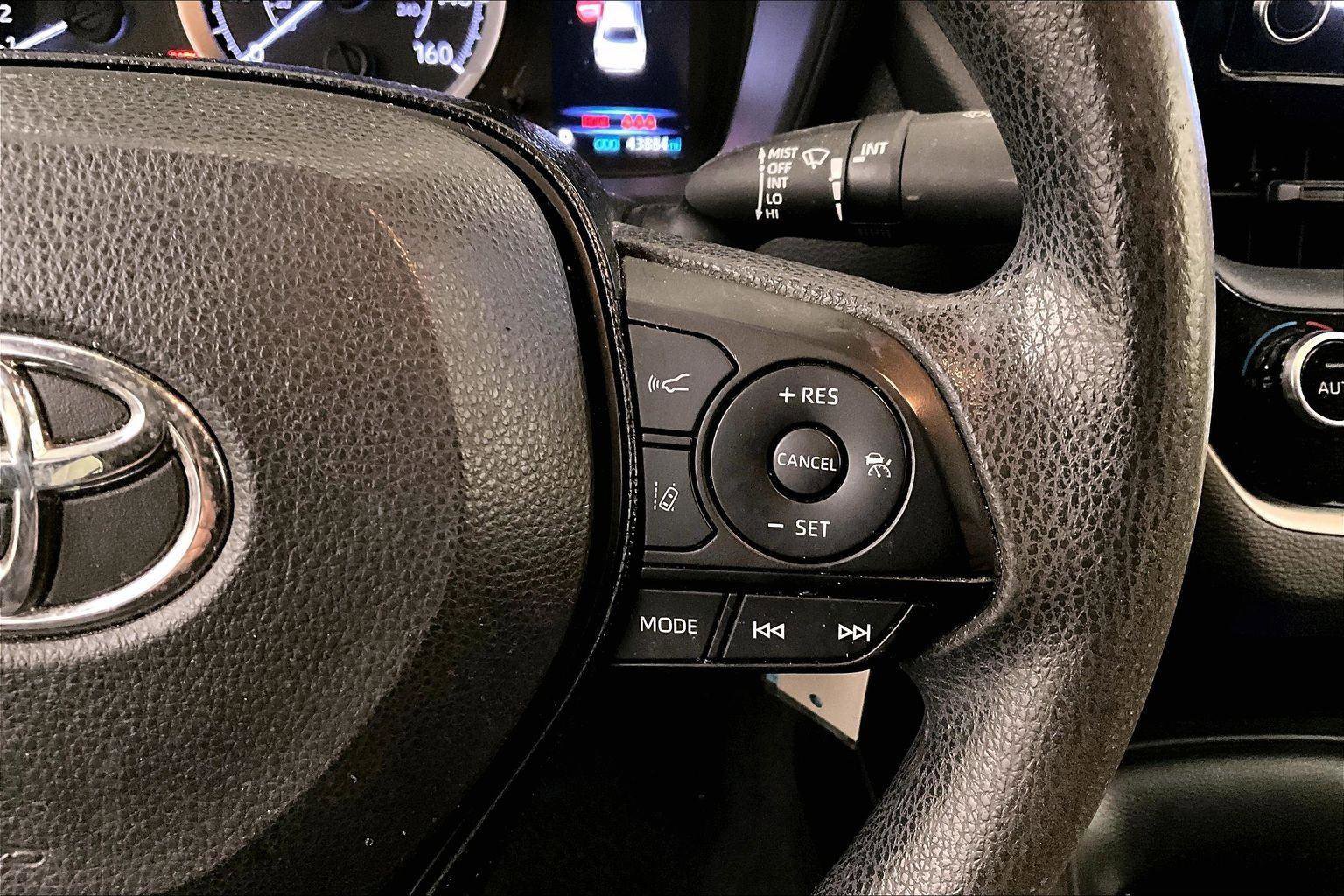 Used 2020 Toyota Corolla LE image 18