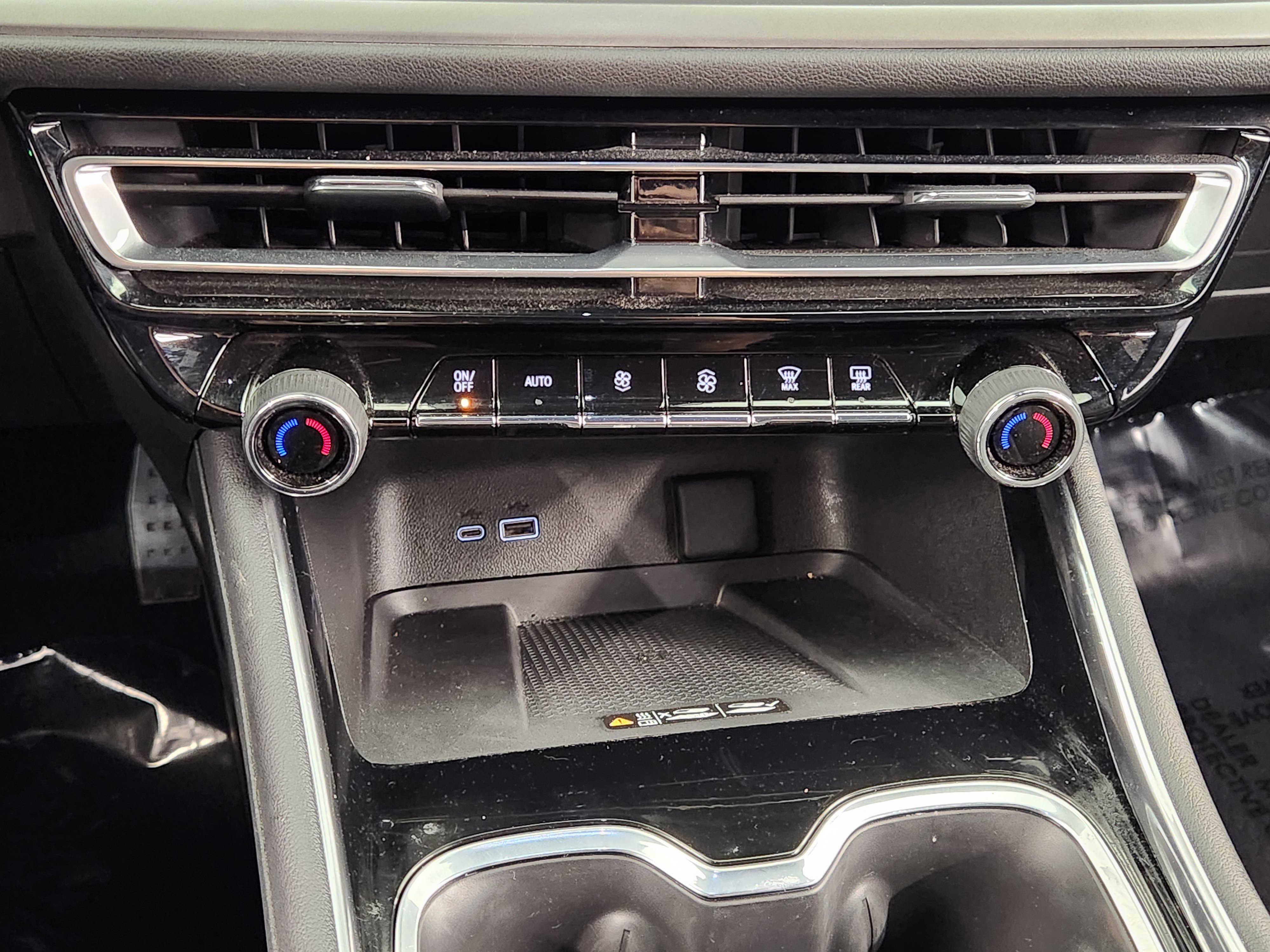 Used 2024 Chevrolet Traverse LT w/ Midnight/Sport Edition image 18