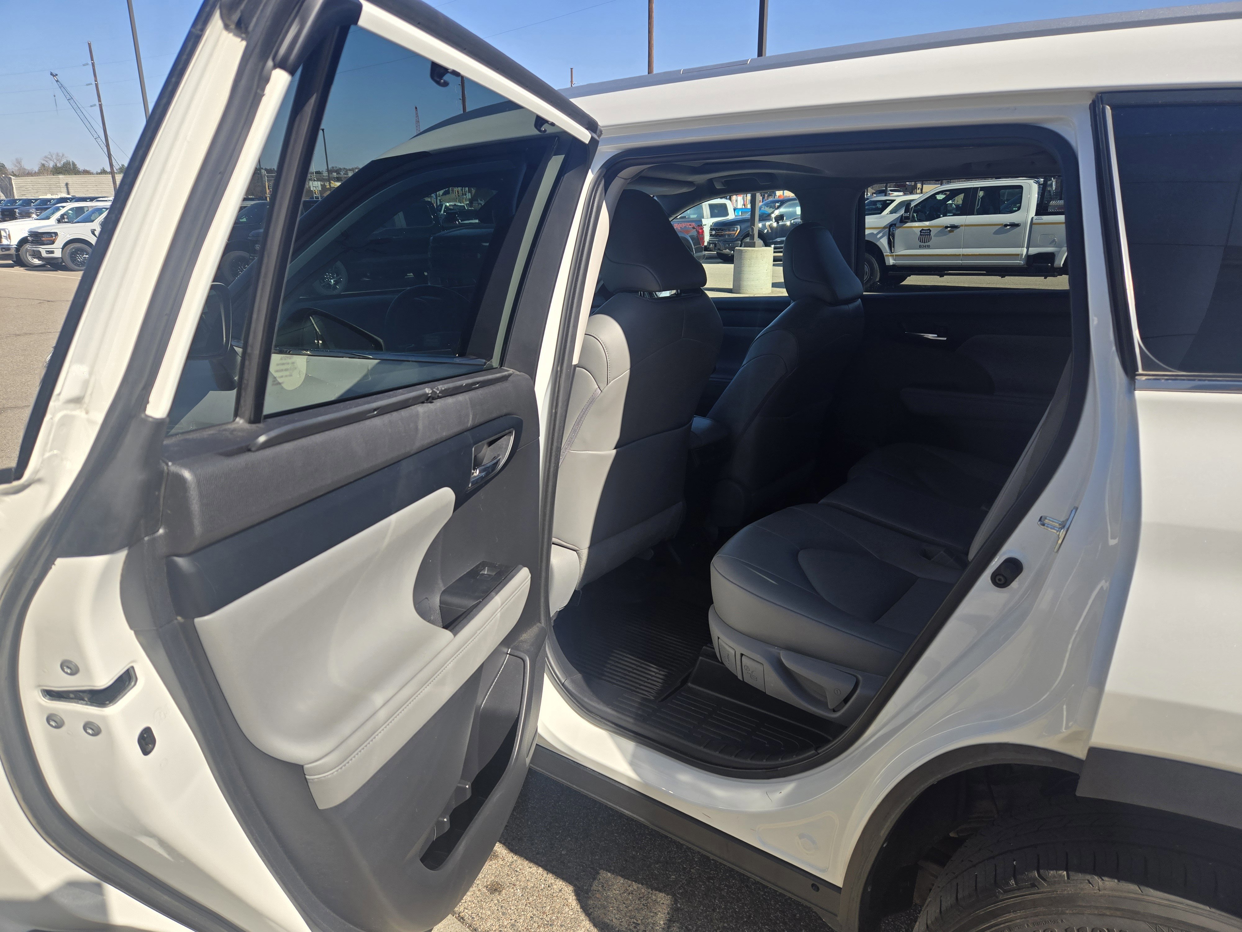 Used 2022 Toyota Highlander XLE AWD/4WD image 15