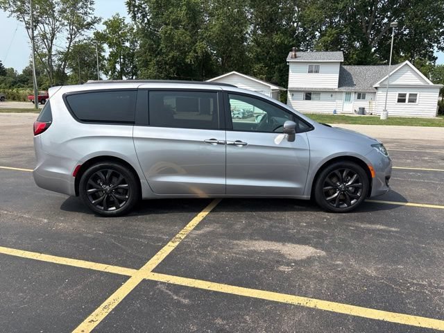 Used 2020 Chrysler Pacifica Limited FWD image 2