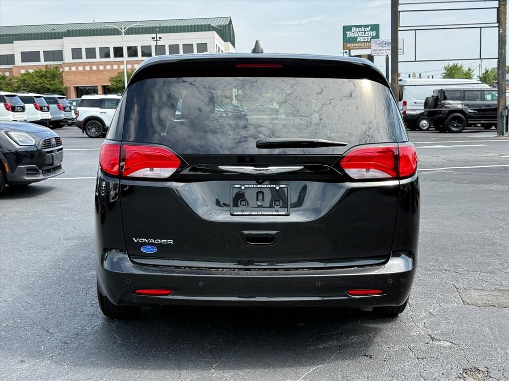 Used 2023 Chrysler Voyager LX FWD image 5