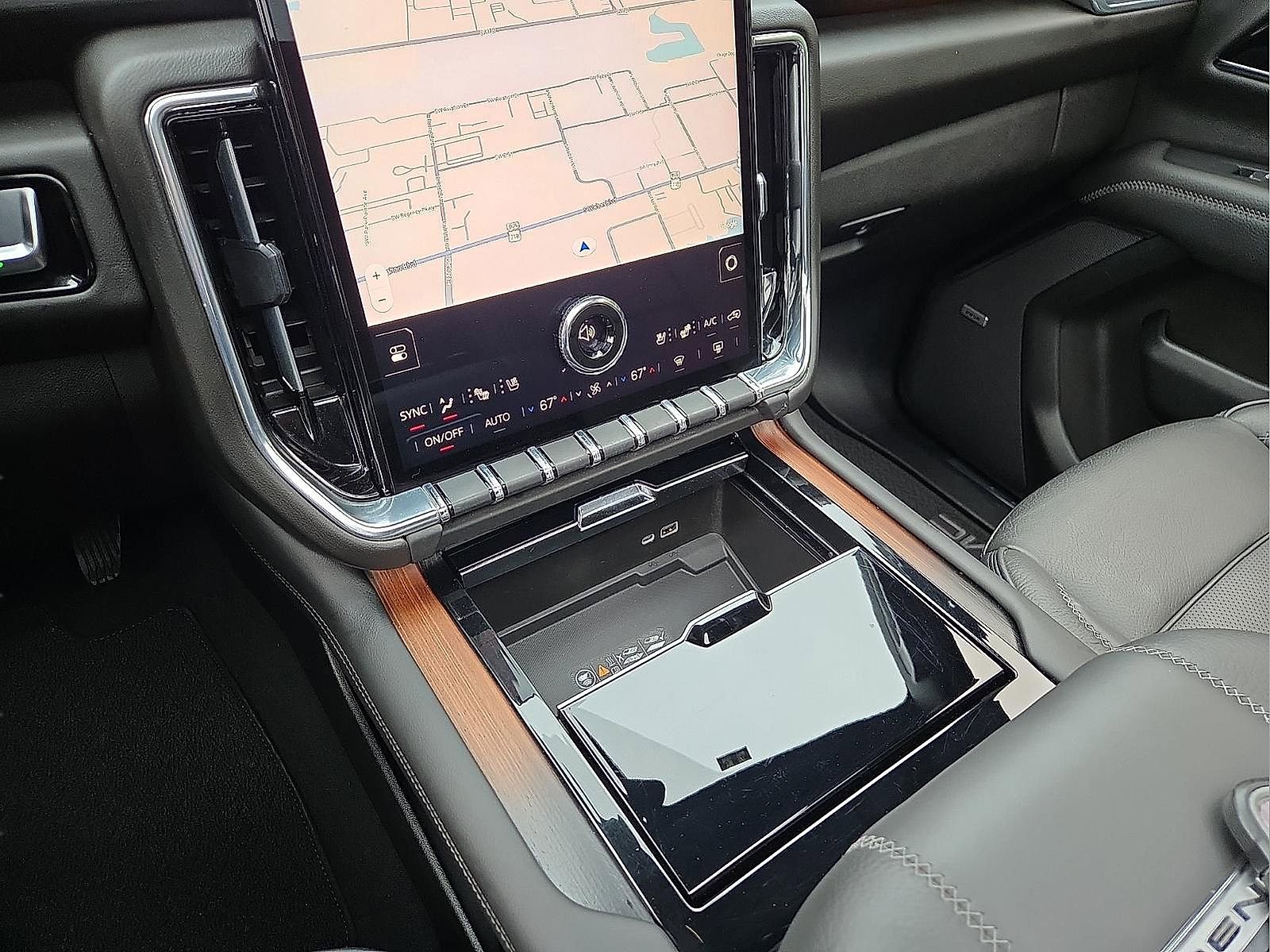 Used 2025 GMC Yukon Denali w/ Sun & Power Step Package AWD/4WD image 25
