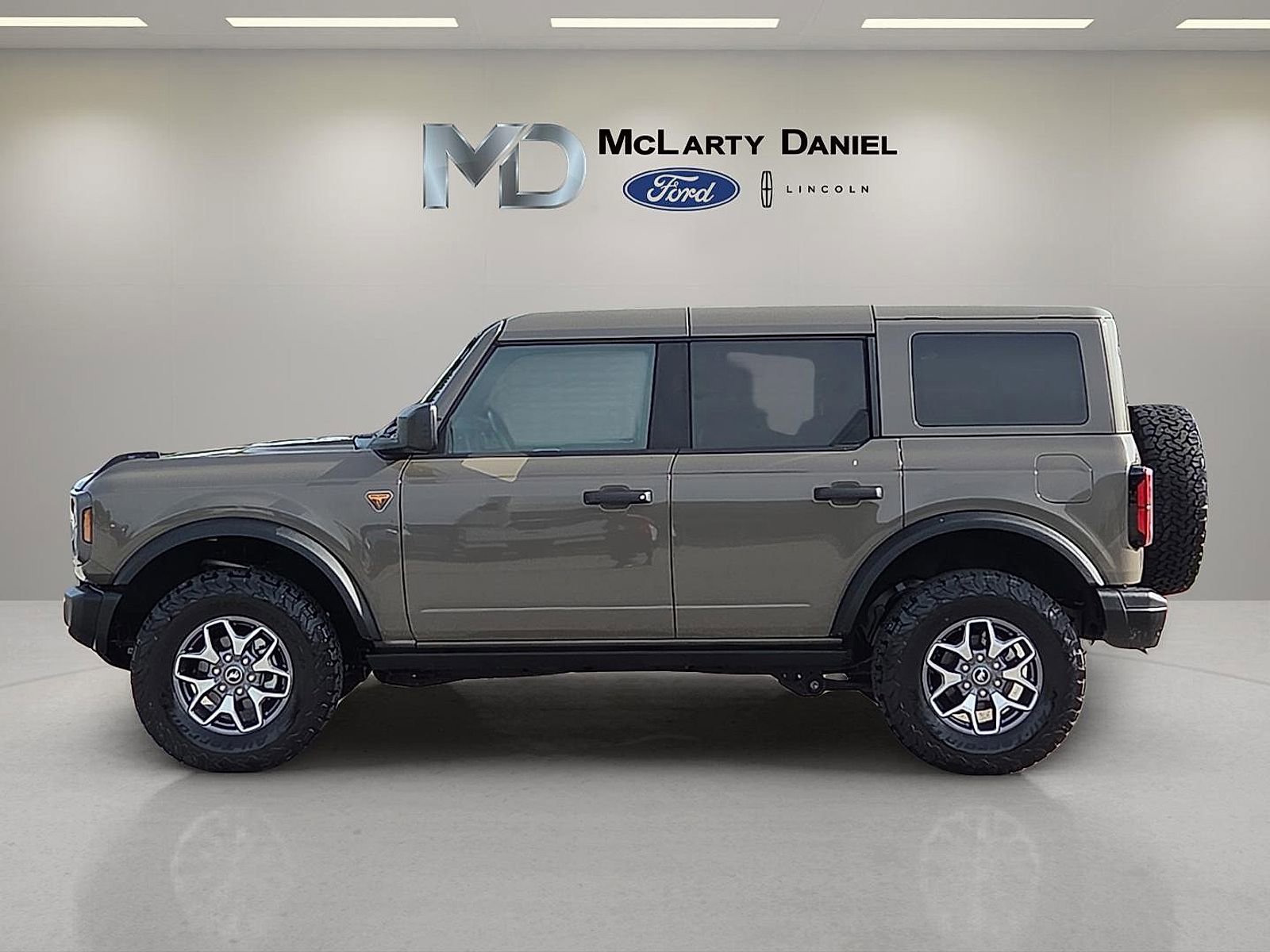 Certified 2025 Ford Bronco Badlands AWD/4WD image 3