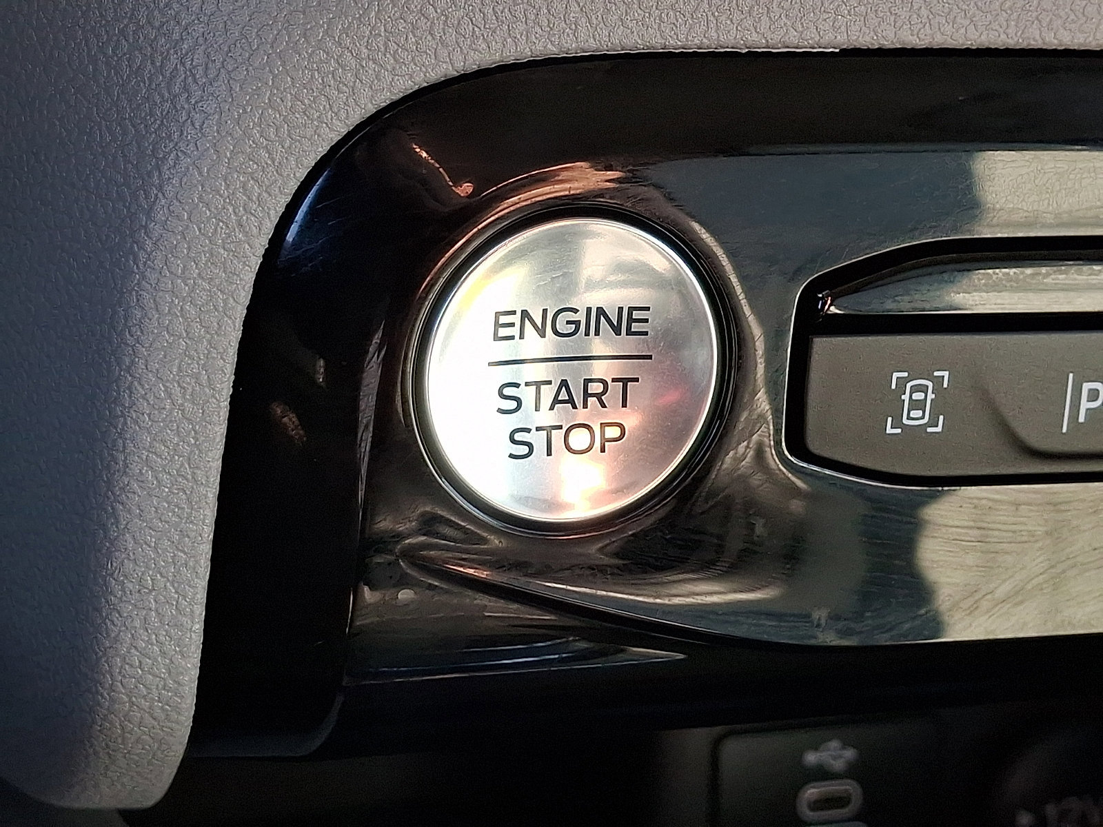 Certified 2025 Ford Escape Platinum w/ Premium Technology Package image 23