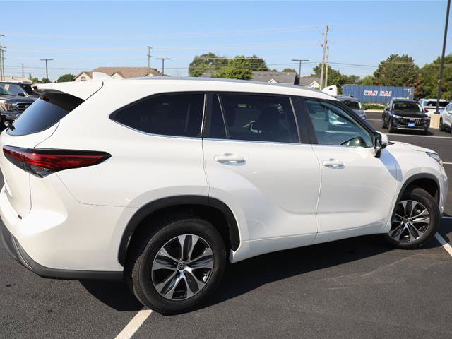 Used 2023 Toyota Highlander XLE FWD image 9