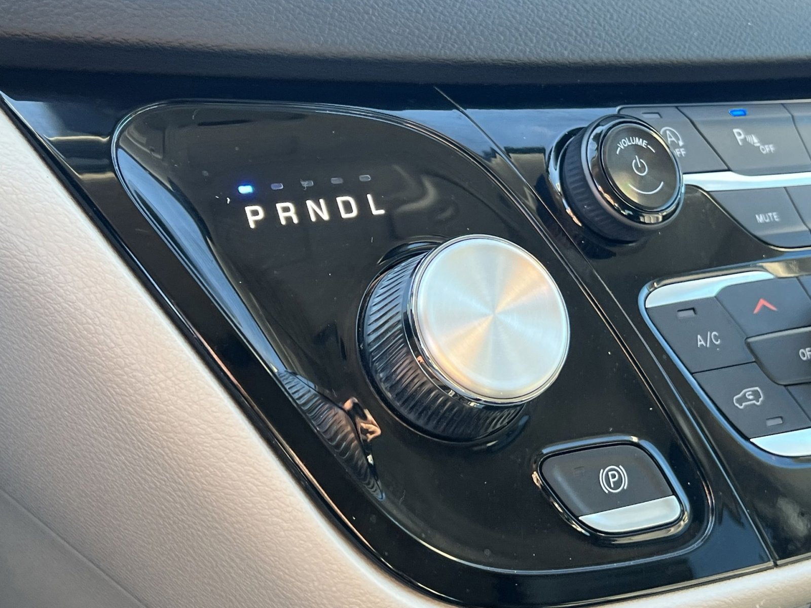 Used 2024 Chrysler Pacifica Touring-L FWD image 21