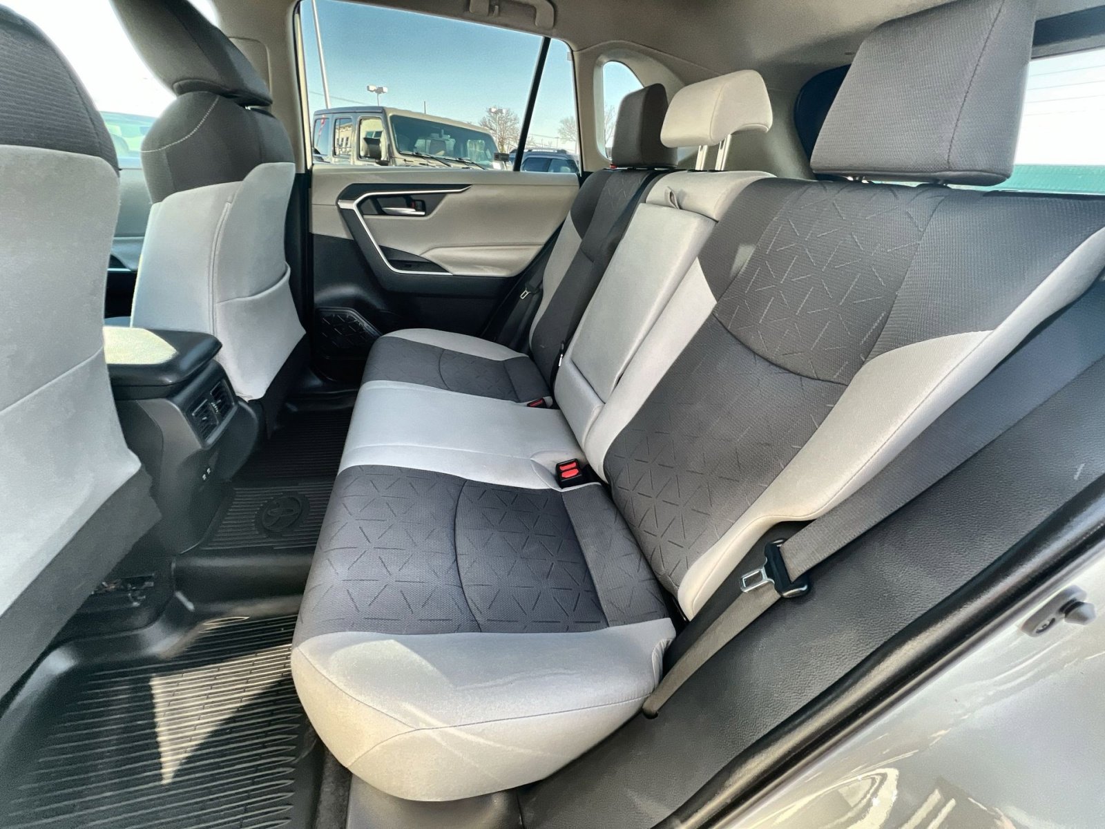 Used 2020 Toyota RAV4 XLE image 23