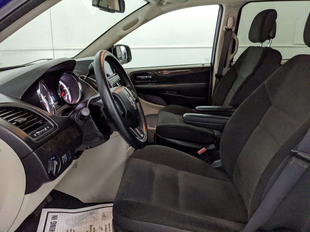 Used 2018 Dodge Grand Caravan SE w/ UConnect Hands-Free Group image 23