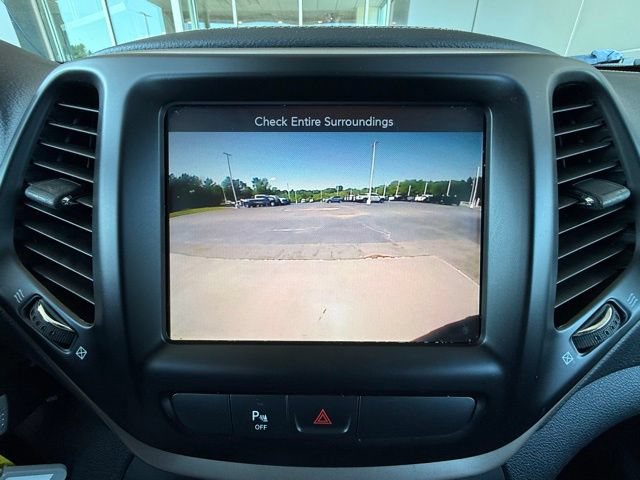 Used 2017 Jeep Cherokee Latitude w/ Safety/Convenience Group FWD image 30
