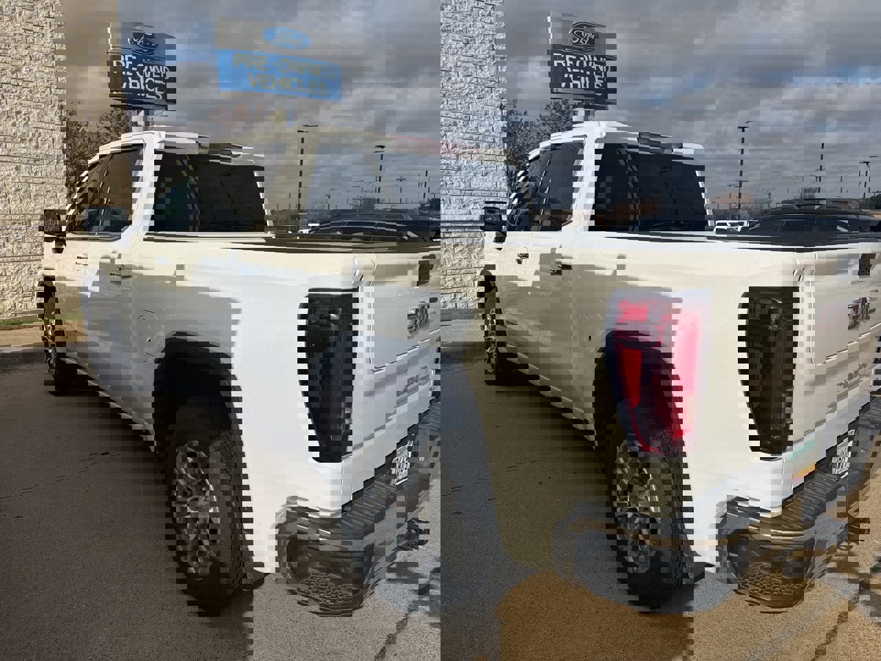 Used 2024 GMC Sierra 1500 SLT image 2