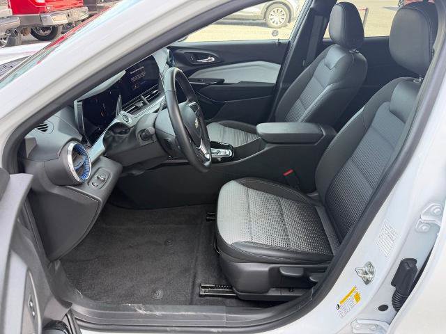 Used 2025 Chevrolet Trax LT w/ LT Convenience Package FWD image 11