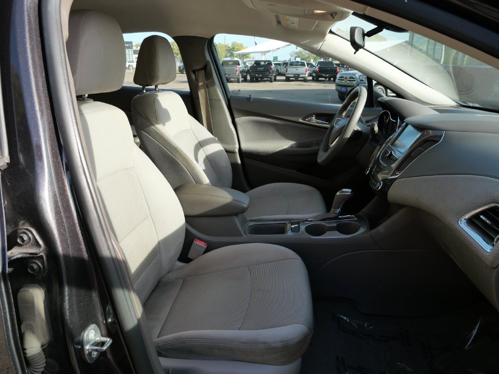Used 2017 Chevrolet Cruze LT w/ Convenience Package FWD image 12