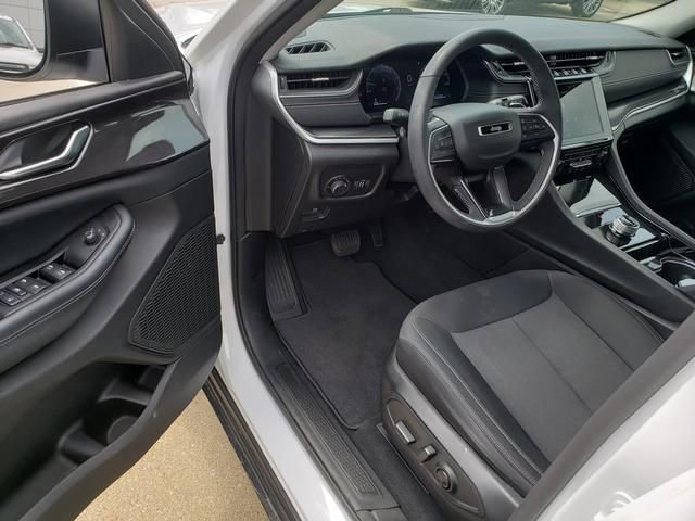 Used 2023 Jeep Grand Cherokee Laredo w/ Luxury Tech Group I AWD/4WD image 11