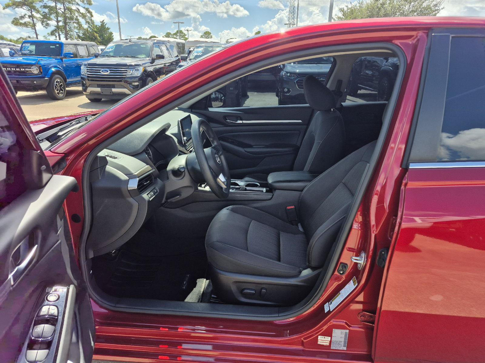 Used 2023 Nissan Altima 2.5 SV FWD image 2
