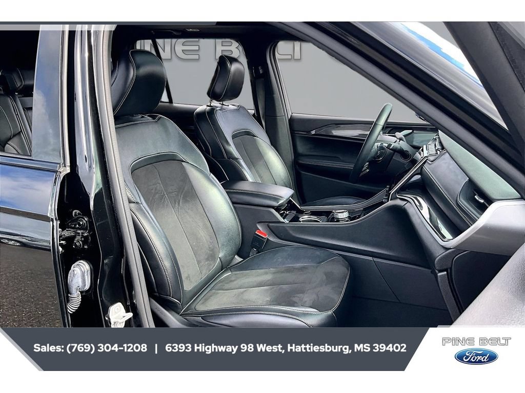 Used 2022 Jeep Grand Cherokee Altitude AWD/4WD image 8