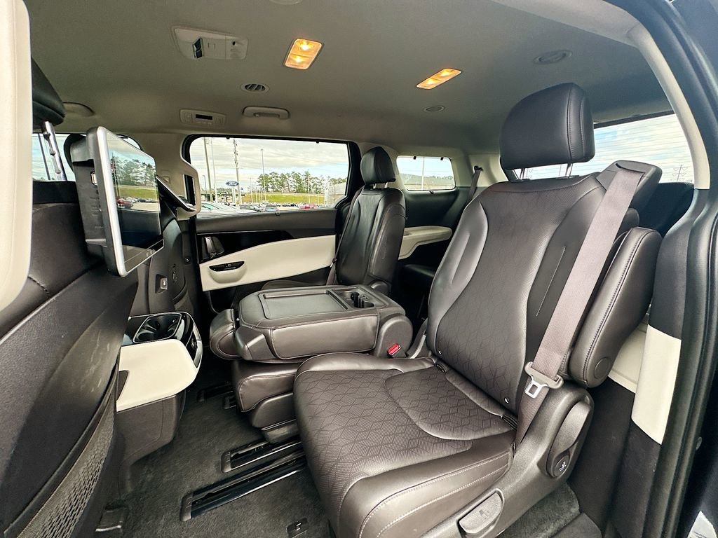 Used 2024 Kia Carnival EX image 17