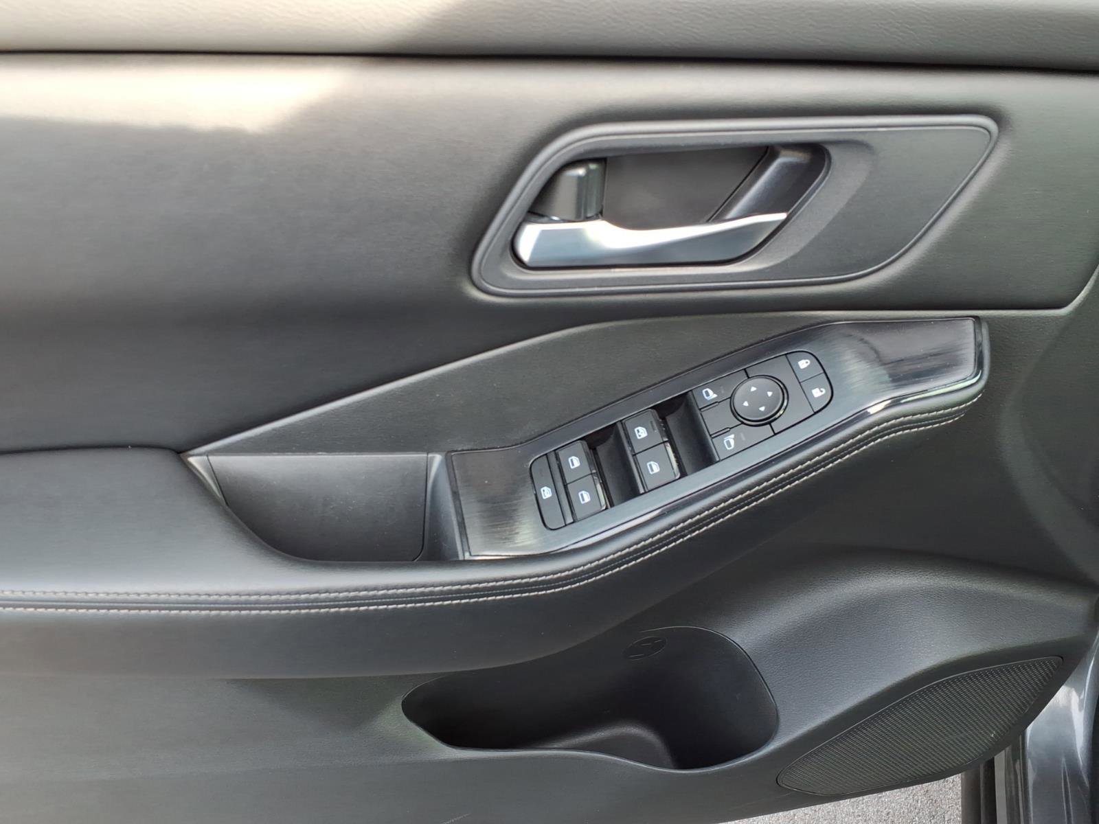 Used 2024 Nissan Rogue SV image 10