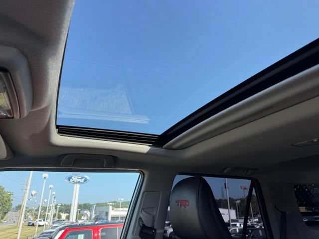Used 2018 Toyota 4Runner TRD Off-Road Premium AWD/4WD image 29