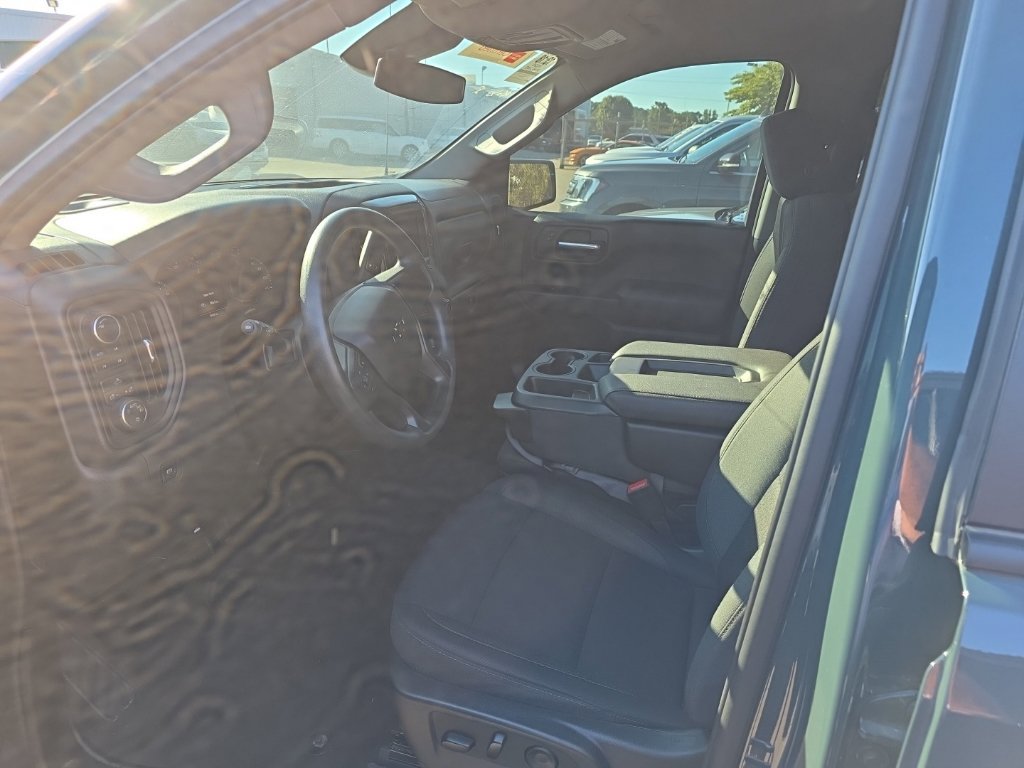 Used 2026 Chevrolet Silverado 1500 Custom Trail Boss w/ LPO, Dark Essentials Package AWD/4WD image 4