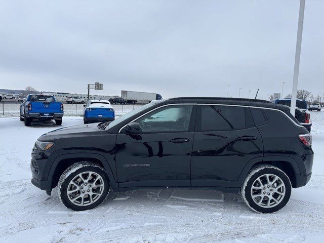 Used 2024 Jeep Compass Latitude image 2