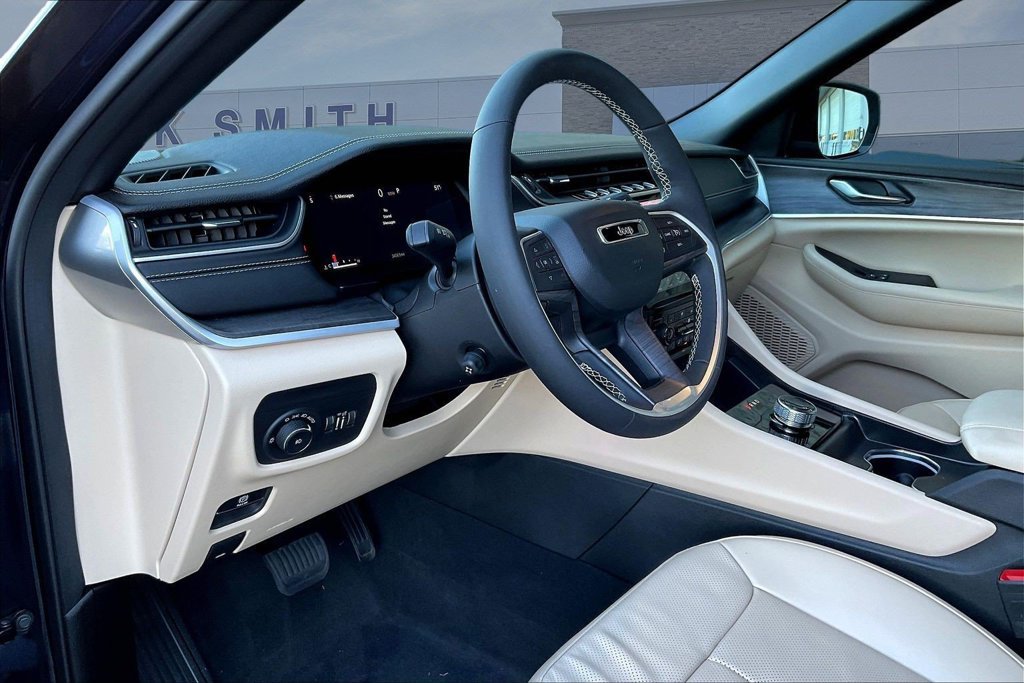 Used 2024 Jeep Grand Cherokee L Limited w/ Luxury Tech Group II RWD image 17