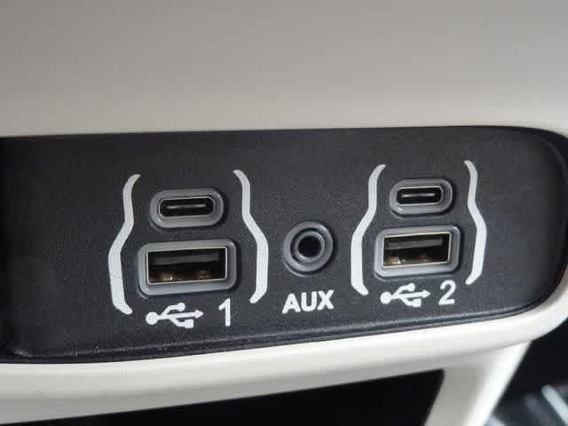 Used 2023 Chrysler Pacifica Touring-L FWD image 39