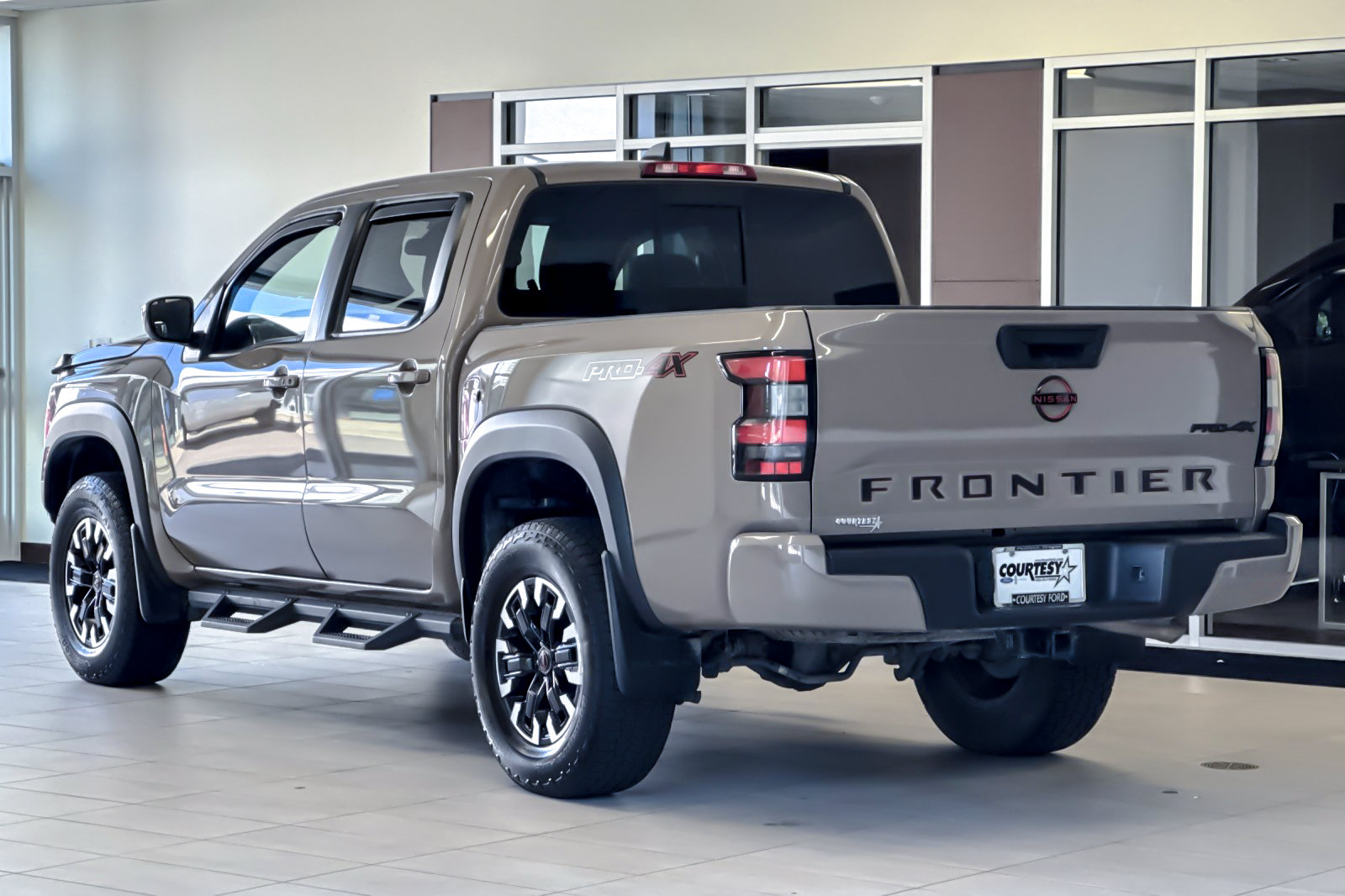 Used 2023 Nissan Frontier PRO-4X w/ Tow Package AWD/4WD image 6