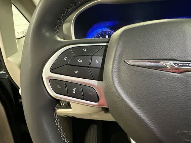 Used 2023 Chrysler Pacifica Touring-L FWD image 8