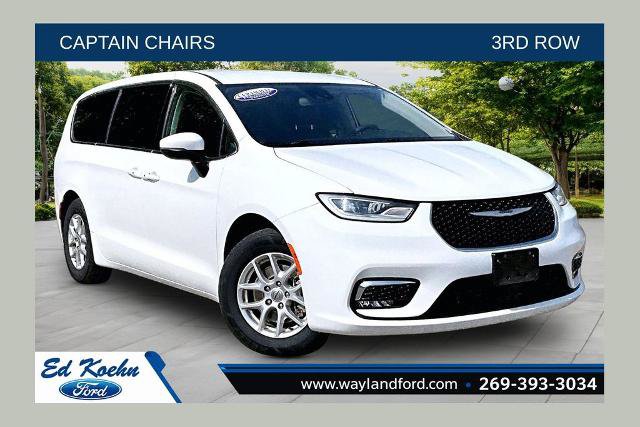 Used 2023 Chrysler Pacifica Touring-L FWD image 1